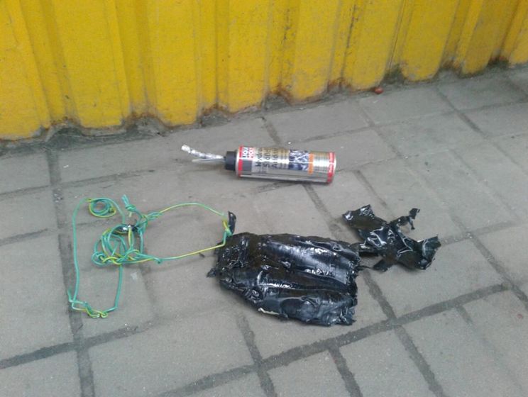В Киеве неизвестный бросил самодельную бомбу в магазин детской одежды на рынке возле станции метро "Лесная"