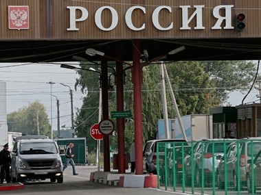 Российское ТВ говорит о "массовой миграции в Россию", показывая кадры с польской границы