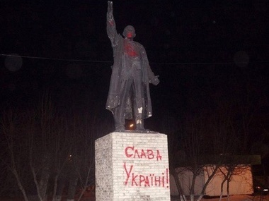 На памятнике Ленину в Красноярске написали "Слава Україні!"