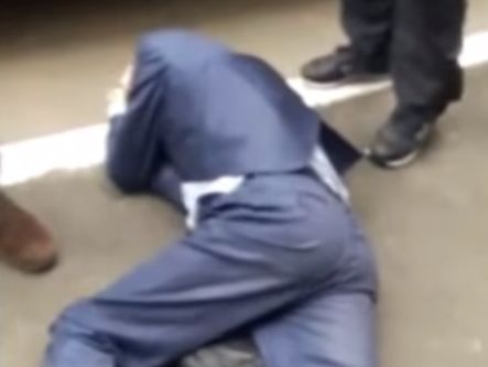  Экс-замглавы Госслужбы Украины по лекарствам рвался пьяным в машину, катался по земле и завывал. Видео