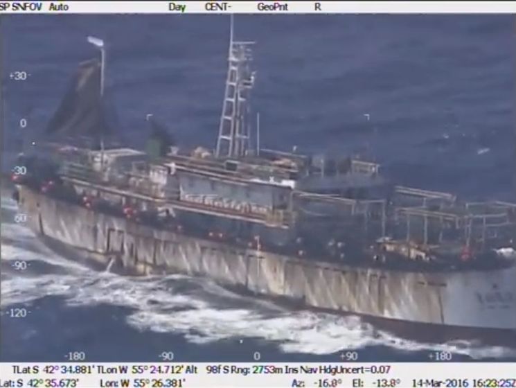Береговая охрана Аргентины затопила китайское рыболовецкое судно. Видео