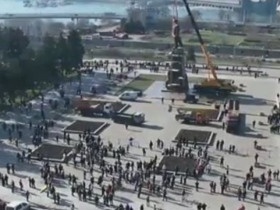В Запорожье сносят самый большой из оставшихся в Украине памятников Ленину. Трансляция