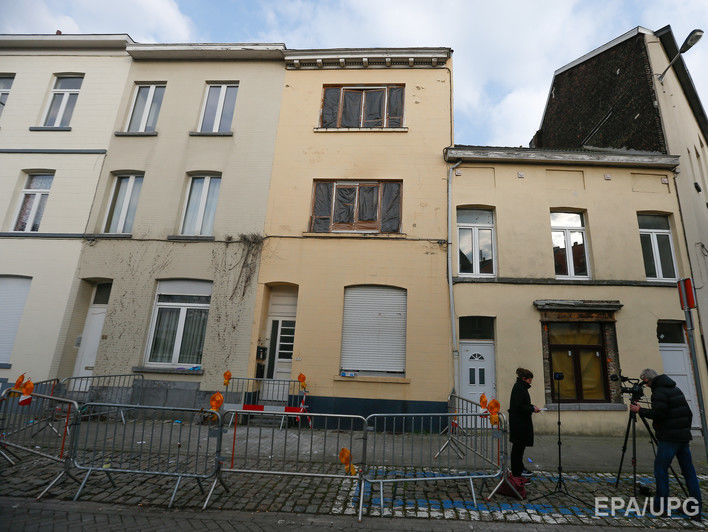 Бельгийские власти: В квартире боевика, убитого во время полицейского рейда, найден склад боеприпасов и флаг ИГИЛ
