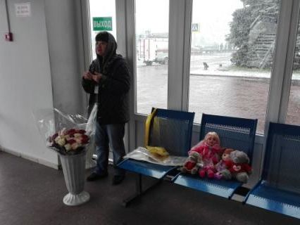 У входа в аэропорт в Ростове начали торговать цветами и игрушками для пришедших почтить память погибших в авиакатастрофе