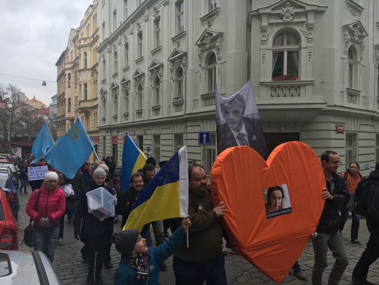 В Праге активисты повели митинг-шествие в поддержку крымских политзаключенных в России. Видео