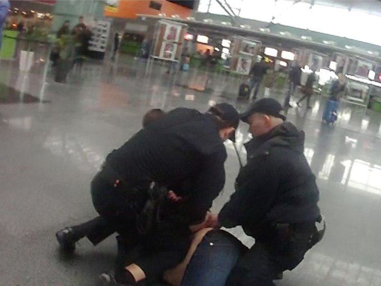Полиция: В аэропорту Борисполь пьяный мужчина бросался с ножом на патрульных и ранил себя в живот