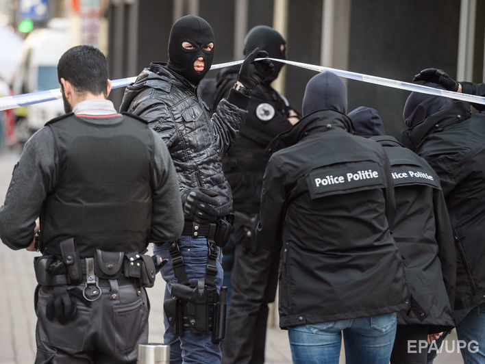 В одном из домов Брюсселя полиция обнаружила бомбу и флаг ИГИЛ &ndash; СМИ