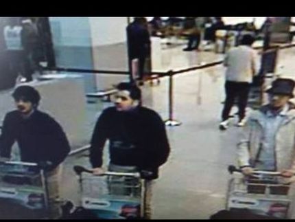 Смертники в аэропорту Брюсселя прятали детонаторы в перчатках &ndash; СМИ