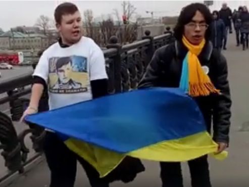  В Москве полиция арестовала двух инвалидов с флагом Украины. Видео