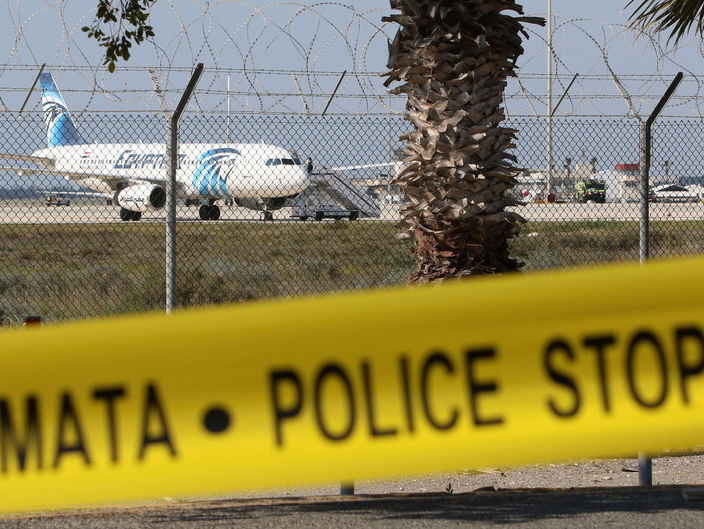 МИД Египта: Захватчик пассажирского самолета &ndash; не террорист, а идиот