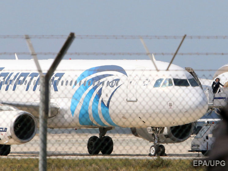 Захватчик египетского авиалайнера выбросил из самолета письмо для своей бывшей жены