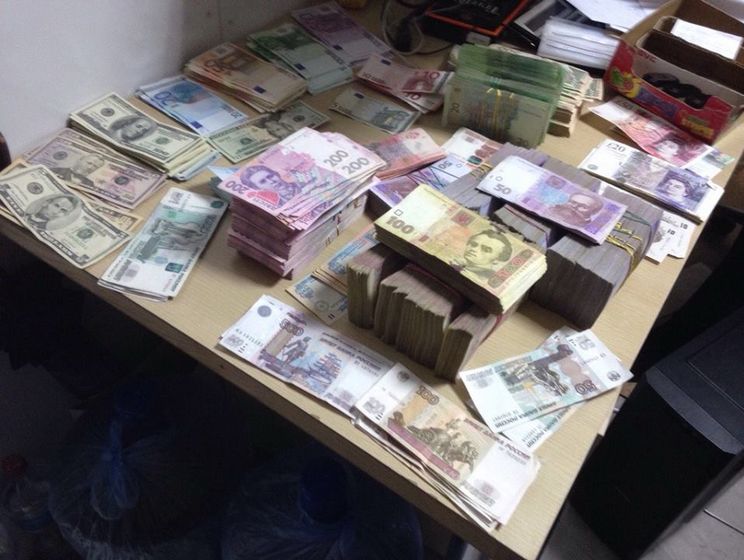 В Киеве правоохранители выявили сеть нелегальных обменников и изъяли более 12 млн грн