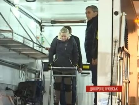  Волонтер Зинкевич, получившая перелом позвоночника в ДТП, начала самостоятельно передвигаться. Видео 