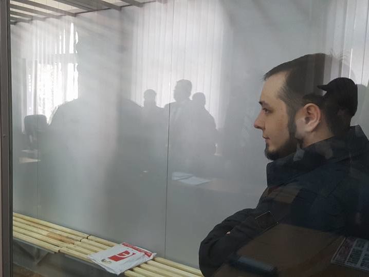 Суд приговорил участника штурма Винницкой ОГА, разорвавшего портрет Порошенко, к 4,5 годам тюрьмы
