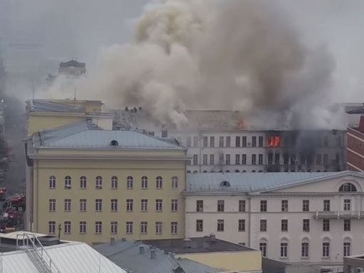 Масштабный пожар в здании минобороны РФ в Москве сняли издалека. Видео