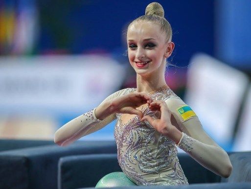 Украинская гимнастка Ризатдинова завоевала два "золота" на соревнованиях в Италии. Видео