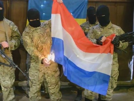 Bellingcat: Фейковые видео с угрозами Нидерландам якобы от "Азова" запускала российская "фабрика троллей"
