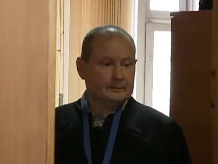 В Днепровском райсуде Киева Мосийчук и активисты ищут судью Чауса
