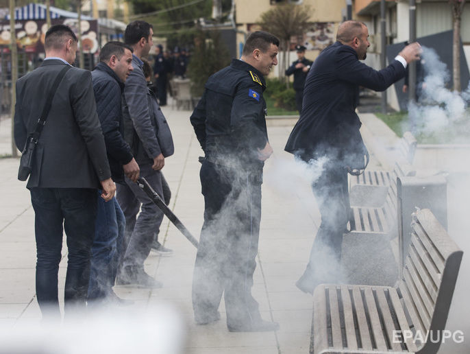 Во время инаугурации президента Косово оппозиционеры распылили слезоточивый газ