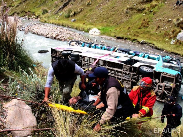 В Перу автобус упал с горы в реку, 23 человека погибли