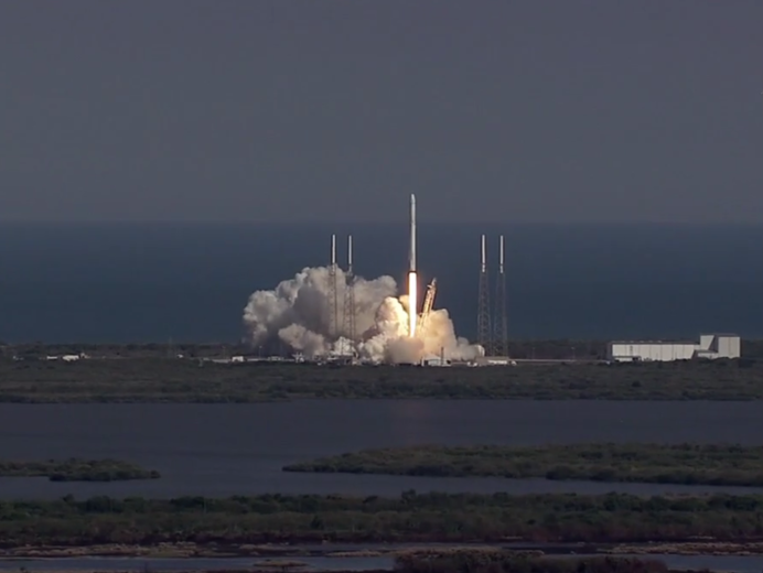 Ракета Falcon 9 впервые успешно приземлилась на океанскую платформу