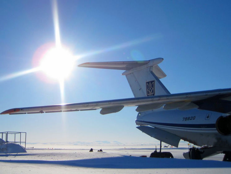 Украинские военные летчики совершили первый полет на полярную станцию "Норд"