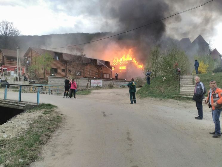 В Закарпатье масштабный пожар уничтожил отель гостиничного комплекса "Здравница Карпат"