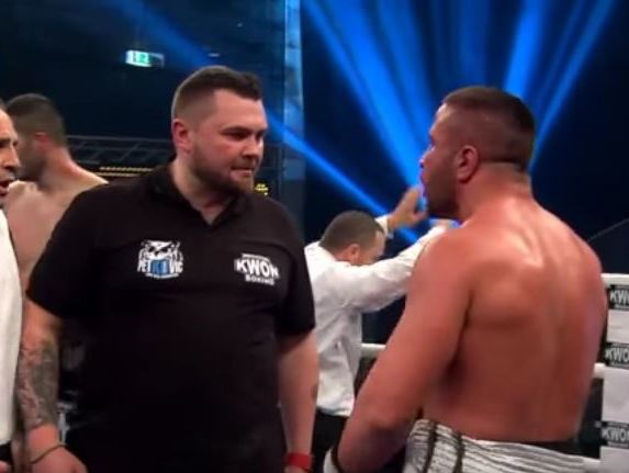 Австрийский боксер в бою укусил соперника и устроил драку с его тренером. Видео
