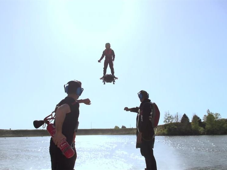 Французский спортсмен испытал реактивную летающую доску Flyboard Air. Видео