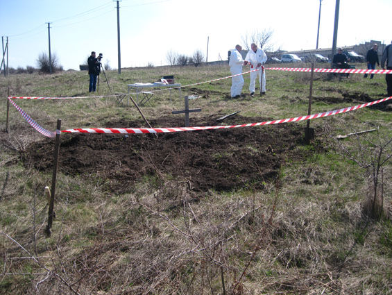 На Донбассе нашли массовое захоронение людей в камуфляже