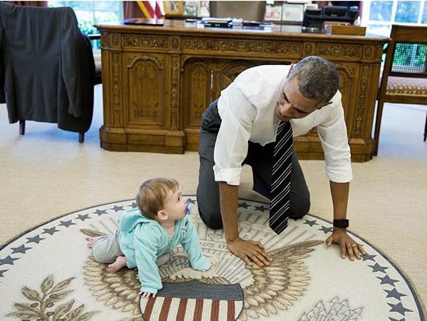 Обама в своем кабинете в Белом доме поползал по полу с дочерью Псаки