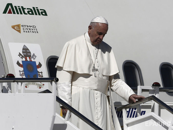 Папа Франциск прибыл на греческий остров Лесбос для встречи с мигрантами
