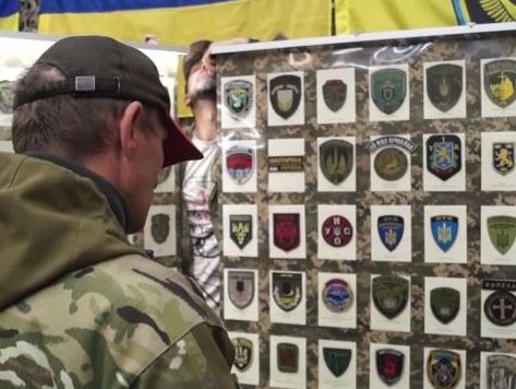 В Днепропетровске волонтеры представили первую в Украине выставку шевронов. Видео