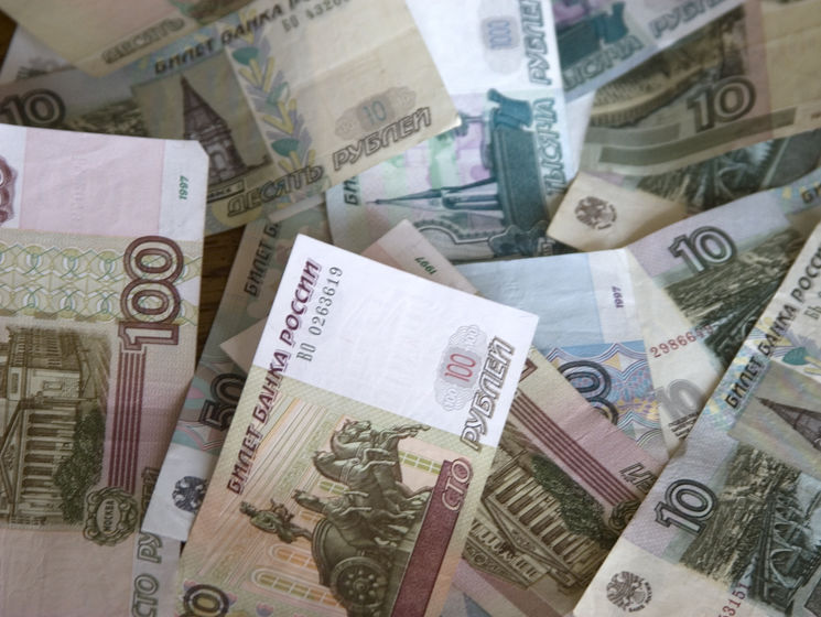 Курс рубля к доллару и евро упал после провала переговоров экспортеров нефти в Дохе
