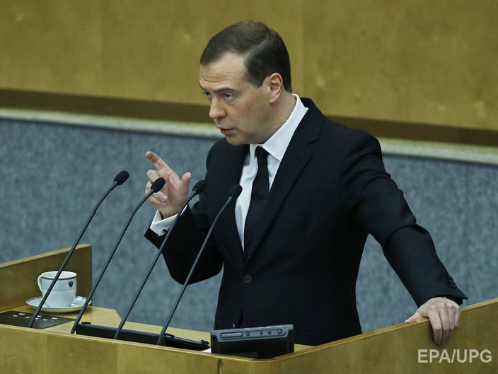 Медведев назвал падение цен на нефть "жестким шоком" для российской экономики