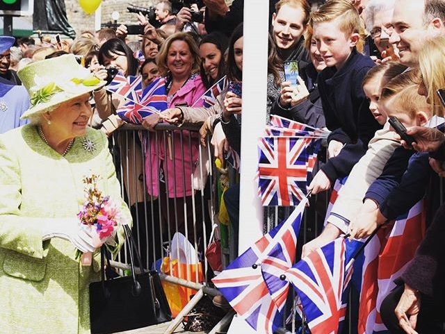 Королеву Елизавету II британцы поздравили с 90-летним юбилеем. Фото. Видео