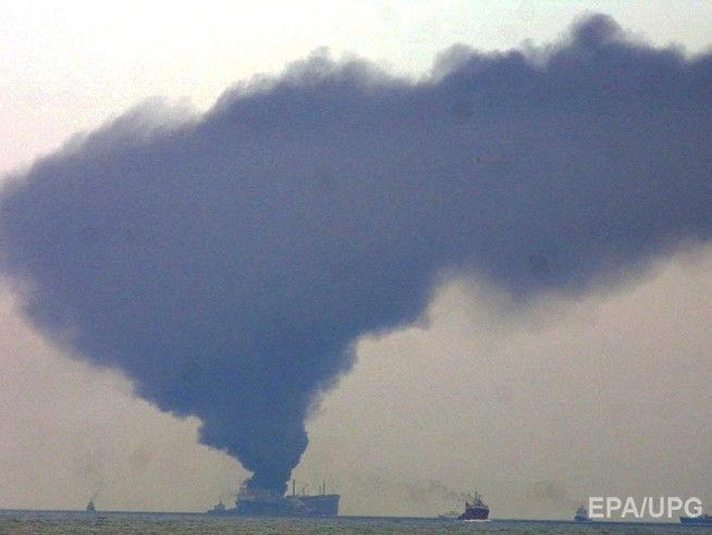 МЧС РФ: Тушение горящего российского танкера в Каспийском море нецелесообразно