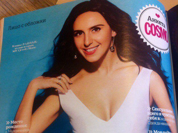 Джамала в откровенном декольте украсила обложку журнала Cosmopolitan