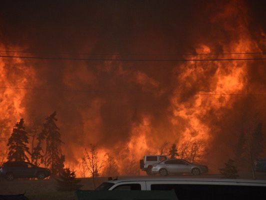 В Канаде из-за огромного пожара эвакуируют 60-тысячный город. Видео