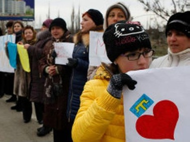 Тысячи крымчанок вышли на акцию за мир