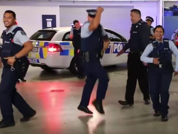 Новозеландские полицейские приняли участие во флешмобе и станцевали на парковке. Видео