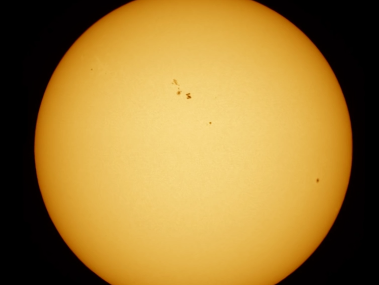 Польский астроном снял пролет МКС по диску Солнца. Видео