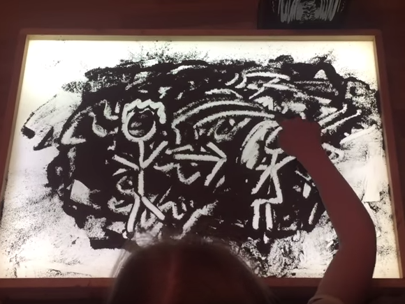 Десятилетняя россиянка нарисовала "историю войны" прахом прадеда. Видео