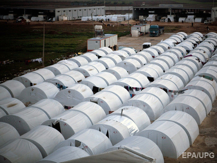 Правозащитники: Десятки людей погибли в результате авиаудара по лагерю беженцев в Сирии