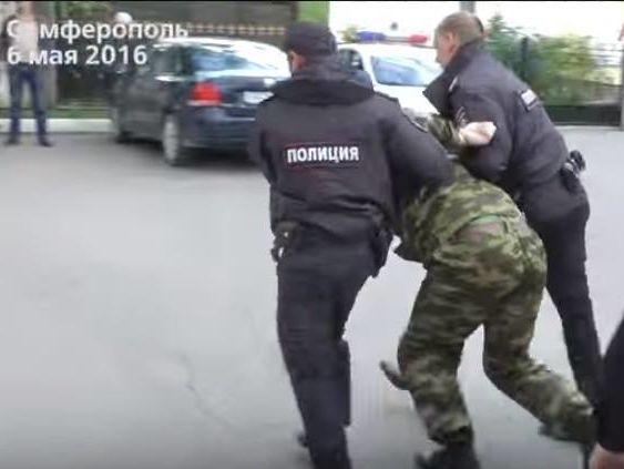 В Симферополе оккупационные власти разогнали пикет казаков, протестовавших против закрытия кадетского училища. Видео
