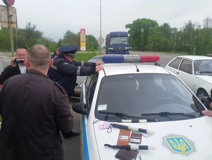 В Черниговской области СБУ задержала трех полицейских, которые под видом работников ГАИ занимались вымогательством