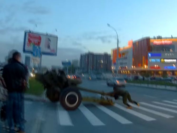 В Новосибирске после репетиции парада ко Дню Победы пушка выкатилась на оживленный проспект
