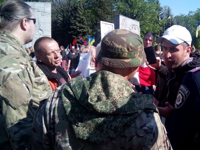 В Харькове во время возложения цветов к Мемориалу Славы произошла потасовка