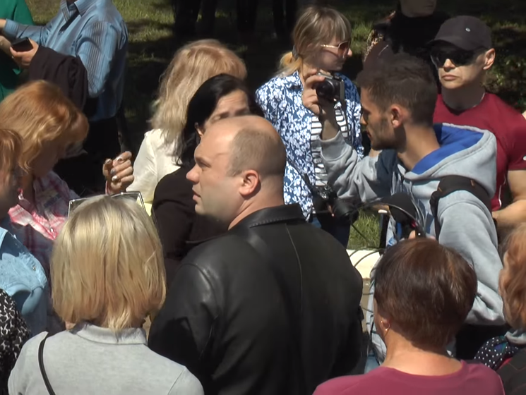 На митинге в Краматорске у журналиста отобрали камеру. Видео