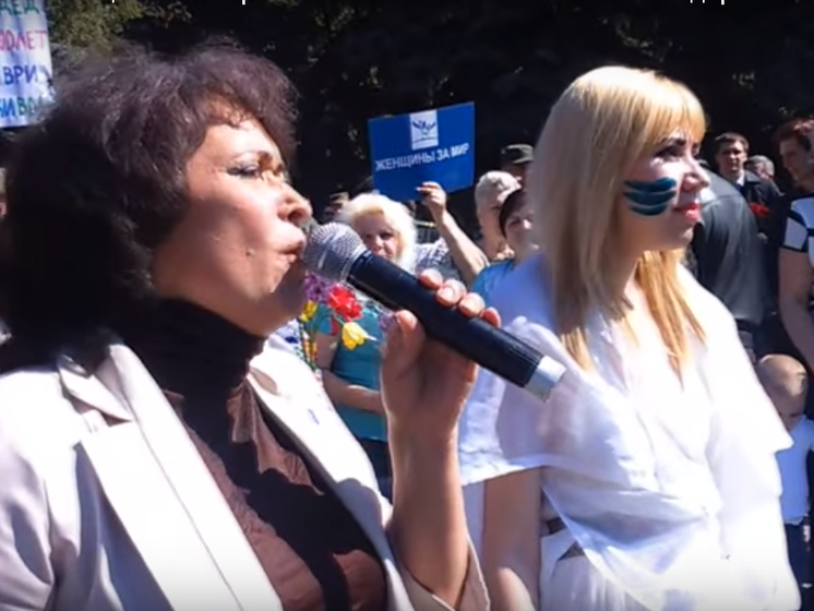 В Славянске сторонницы Королевской в знак солидарности обмазали себя зеленкой. Видео